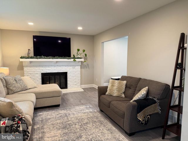 609 S QUEEN ANNE DR, Fairless Hills, PA 19030