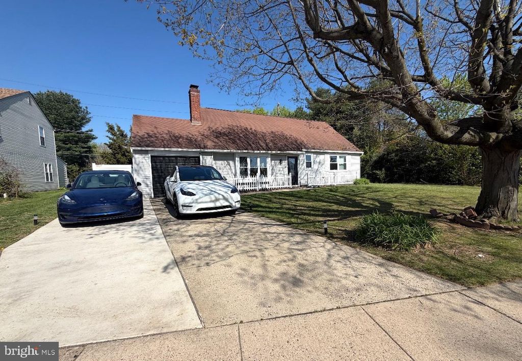 609 S QUEEN ANNE DR, Fairless Hills, PA 19030
