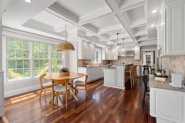 19 Dunedin Rd, Wellesley, MA 02481