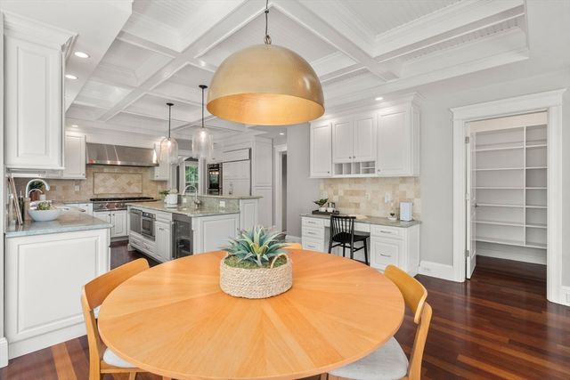 19 Dunedin Rd, Wellesley, MA 02481