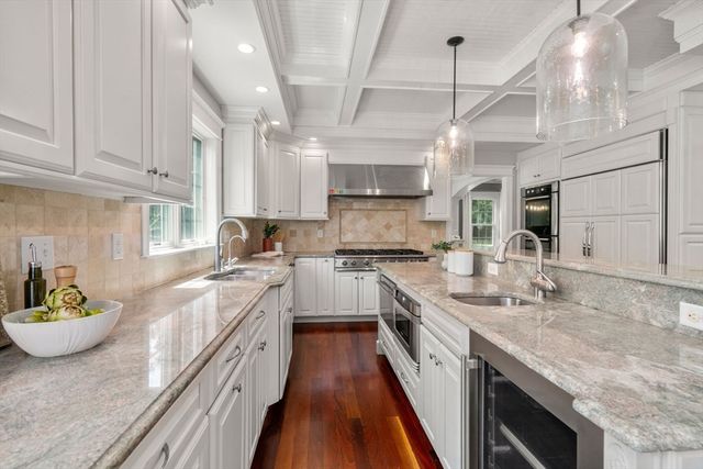 19 Dunedin Rd, Wellesley, MA 02481