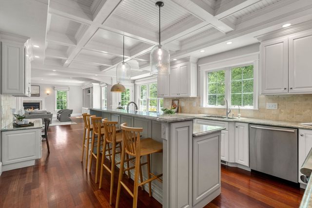 19 Dunedin Rd, Wellesley, MA 02481