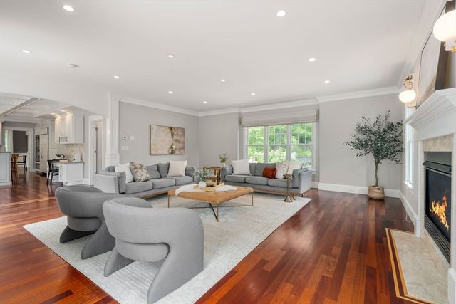 19 Dunedin Rd, Wellesley, MA 02481