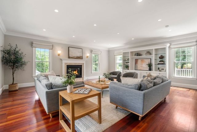 19 Dunedin Rd, Wellesley, MA 02481