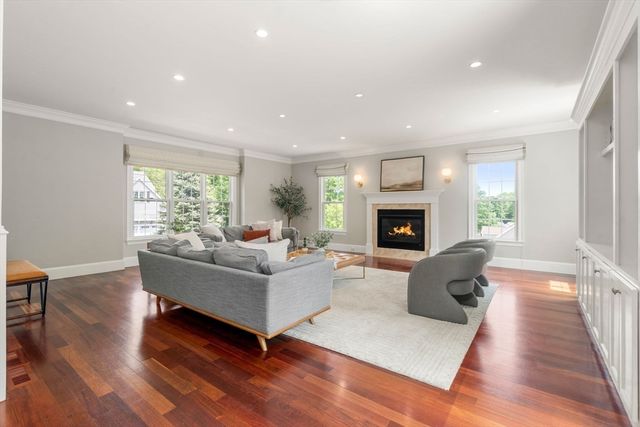 19 Dunedin Rd, Wellesley, MA 02481