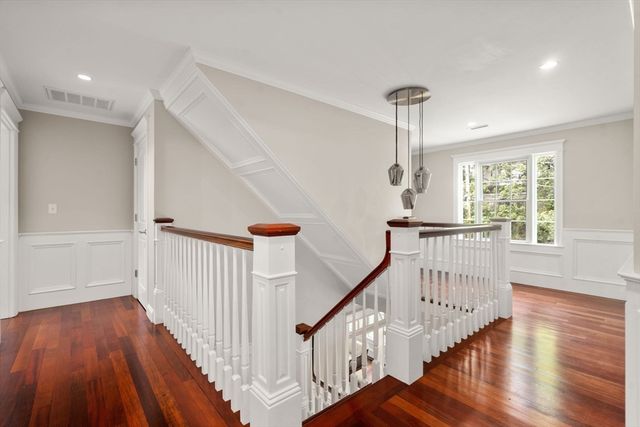 19 Dunedin Rd, Wellesley, MA 02481