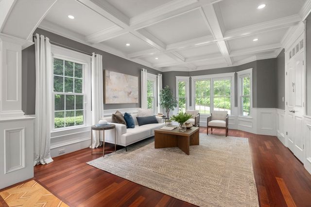 19 Dunedin Rd, Wellesley, MA 02481