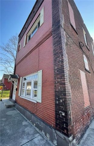 302 N Cedar St, New Castle, PA 16102