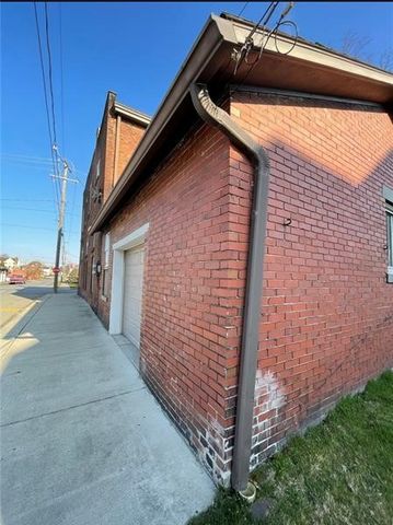 302 N Cedar St, New Castle, PA 16102