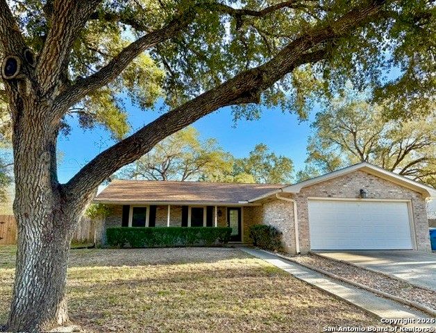 1104 Newhall St, Beeville, TX 78102