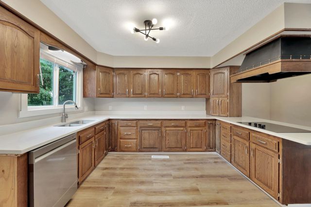 205 College St, Halstead, KS 67056