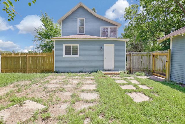 205 College St, Halstead, KS 67056