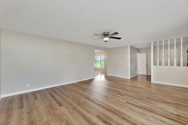 205 College St, Halstead, KS 67056