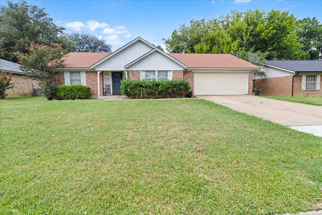 5529 Wood View Street, North Richland Hills, TX 76180