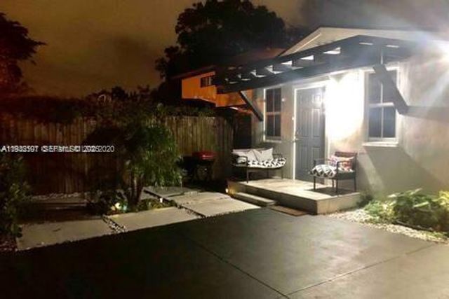 210 NE 110th St, Miami, FL 33161