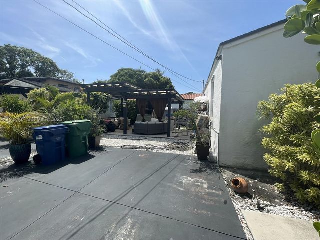 210 NE 110th St, Miami, FL 33161