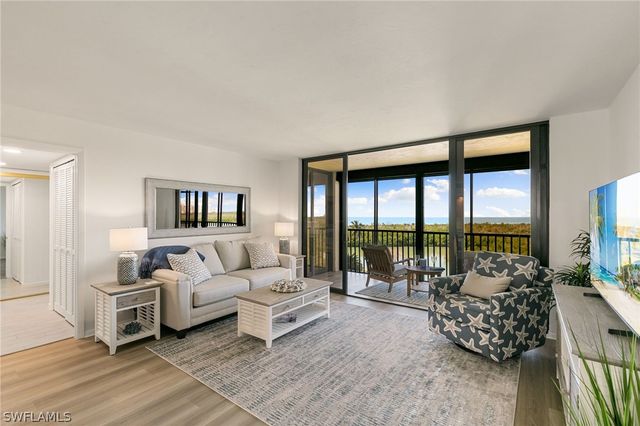 17 Bluebill AVE 604, Naples, FL 34108