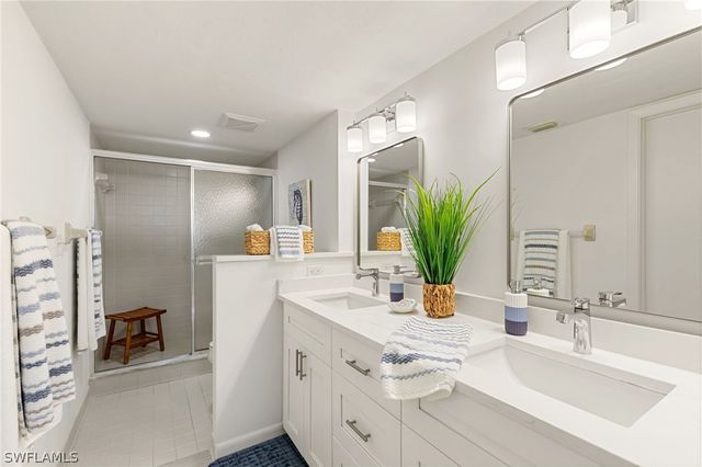 17 Bluebill AVE 604, Naples, FL 34108