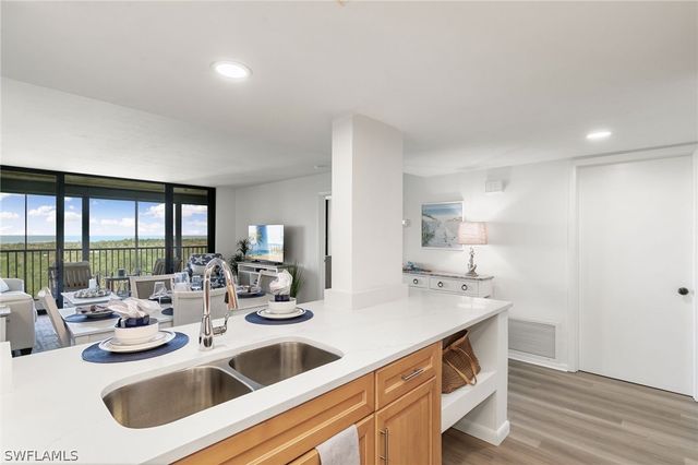 17 Bluebill AVE 604, Naples, FL 34108