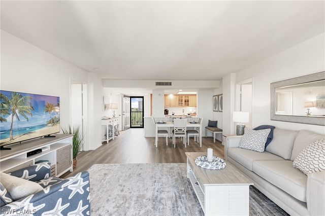 17 Bluebill AVE 604, Naples, FL 34108