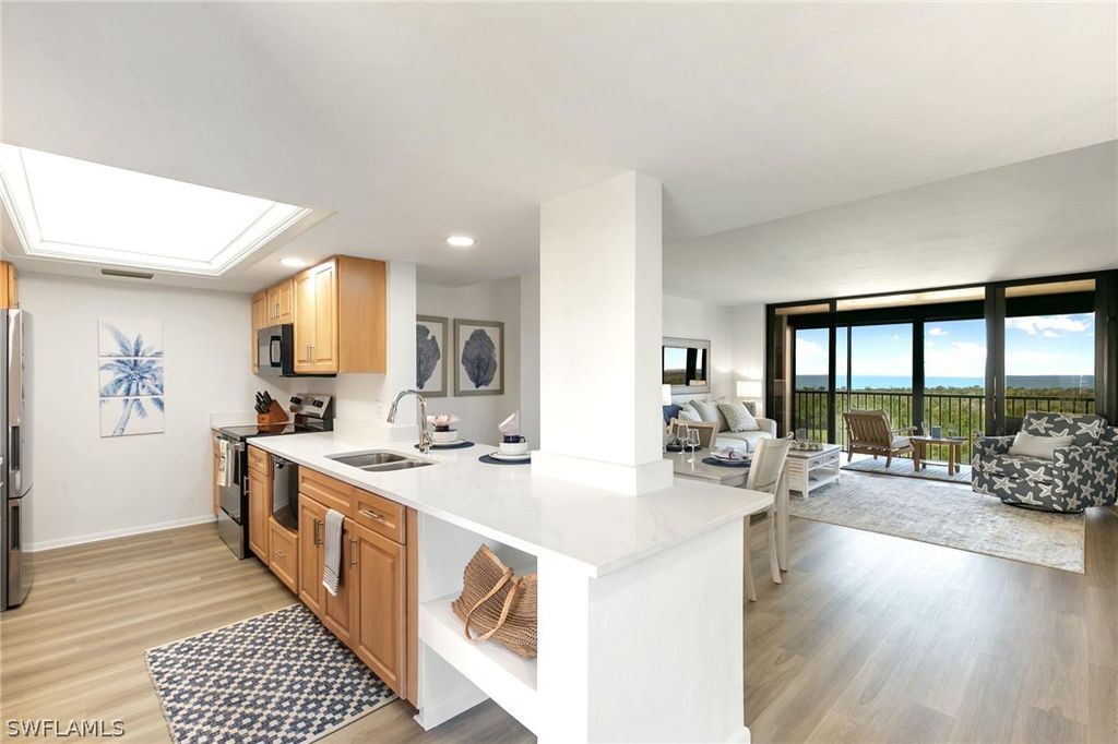 17 Bluebill AVE 604, Naples, FL 34108