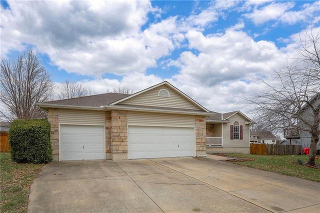 1105 Creekside Court, Raymore, MO 64083
