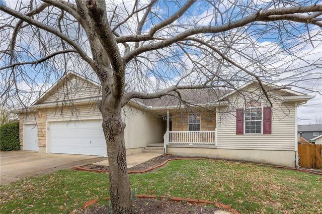 1105 Creekside Court, Raymore, MO 64083