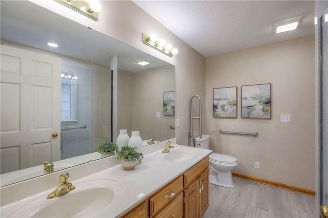 1105 Creekside Court, Raymore, MO 64083