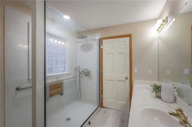 1105 Creekside Court, Raymore, MO 64083