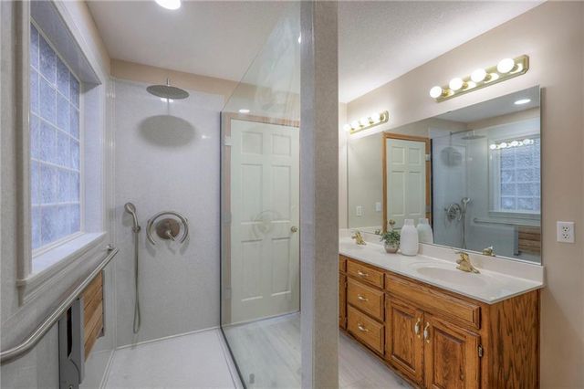 1105 Creekside Court, Raymore, MO 64083