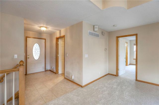 1105 Creekside Court, Raymore, MO 64083