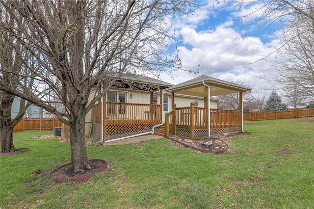 1105 Creekside Court, Raymore, MO 64083