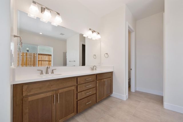 1207 Buck Ridge Dr, Rocklin, CA 95765