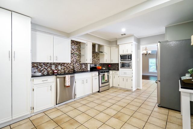 3135 Hedgerow Drive, Dallas, TX 75235