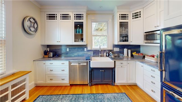 28 W Narragansett Avenue, Newport, RI 02840