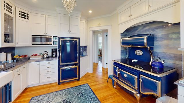 28 W Narragansett Avenue, Newport, RI 02840