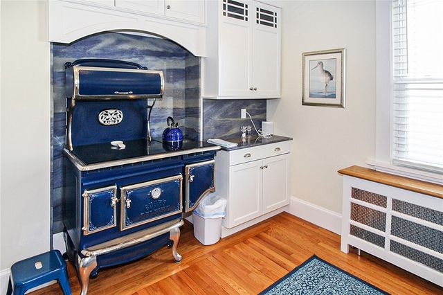 28 W Narragansett Avenue, Newport, RI 02840