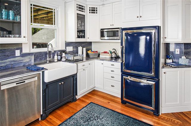 28 W Narragansett Avenue, Newport, RI 02840