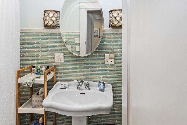 28 W Narragansett Avenue, Newport, RI 02840