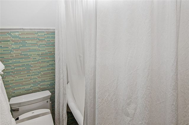 28 W Narragansett Avenue, Newport, RI 02840