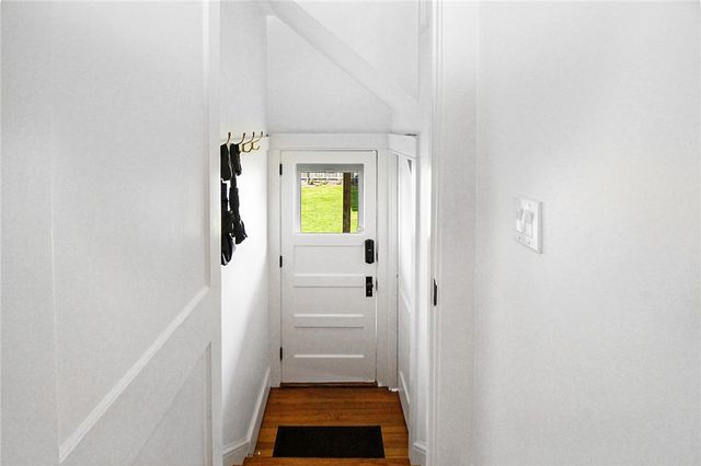28 W Narragansett Avenue, Newport, RI 02840
