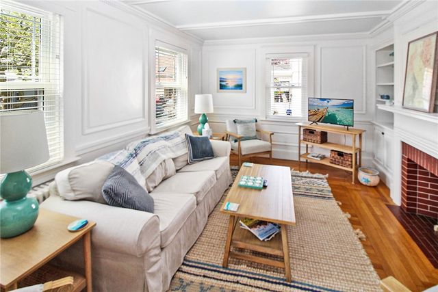 28 W Narragansett Avenue, Newport, RI 02840