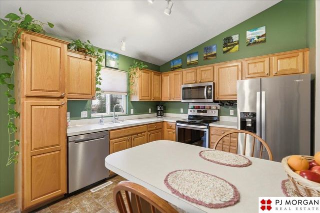 7972 Bartlett Street, Omaha, NE 68122