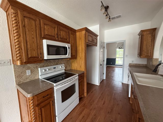 543 Islet Drive, Runaway Bay, TX 76426