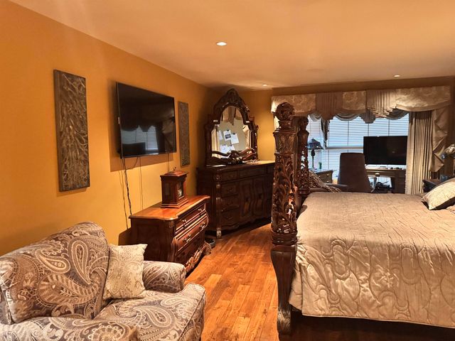 655 S Riverside Dr Apt 1208, Memphis, TN 38103