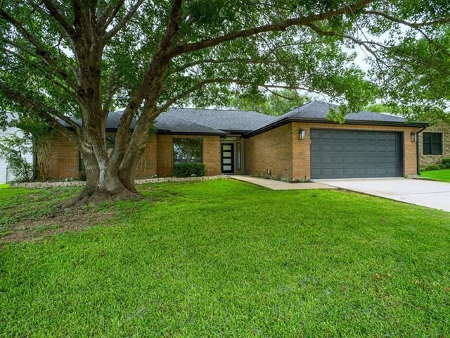 416 Spyglass ST, Meadowlakes, TX 78654