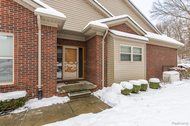 9573 Kingsway Circle, Springfield Charter Township, MI 48348