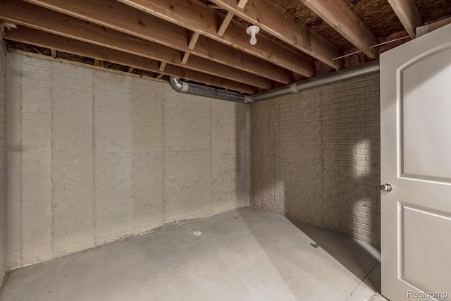 9573 Kingsway Circle, Springfield Charter Township, MI 48348