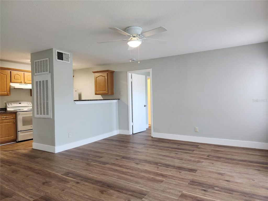 Image 2 of property listing at 4720 WALDEN CIRCLE 33, Orlando, FL 32811