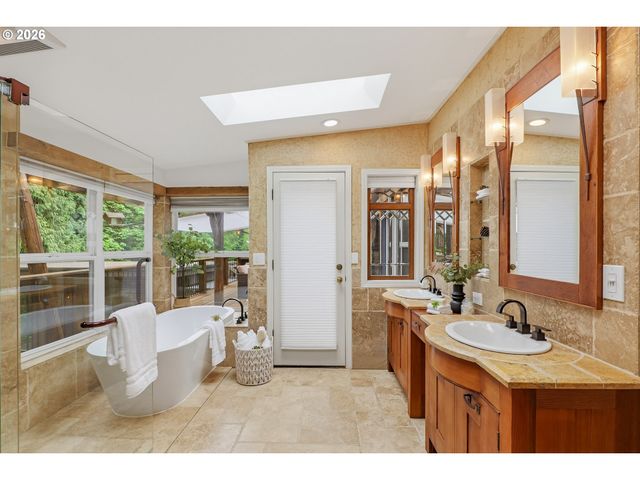 6164 Sw CAPITOL Hwy, Portland, OR 97239